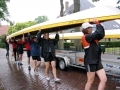 Opladen in de stromende regen in Broek in Waterland