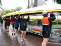 Opladen in de stromende regen in Broek in Waterland