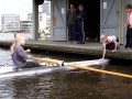 Erik houdt z’n zusje Nienke goed vast.