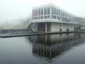 Het RIC-gebouw vanaf het water